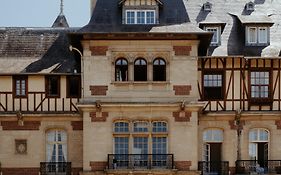 Chateau Jeanne & The Forest - Chateau De Montvillargenne